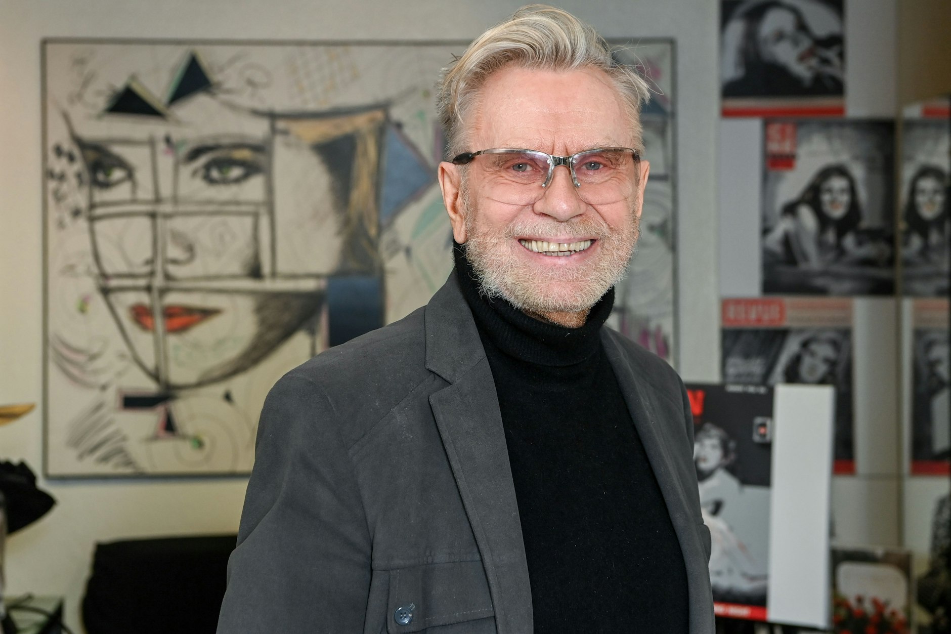 Der Visagist René Koch steht in seinem Lippenstiftmuseum.