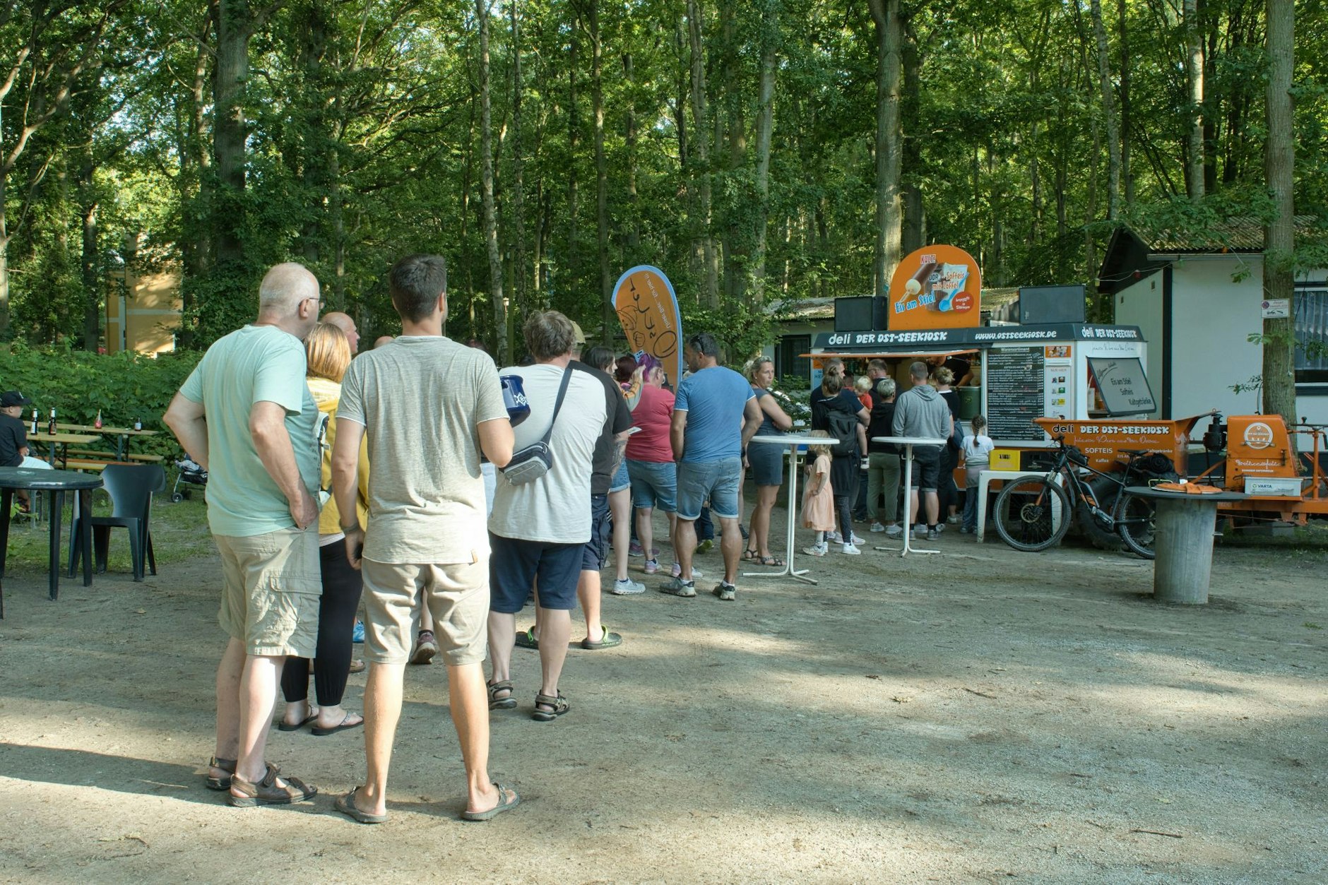 Sogar in der Schlange stehen wie früher muss man für das Essen der DDR-Schulküche auf Rügen.