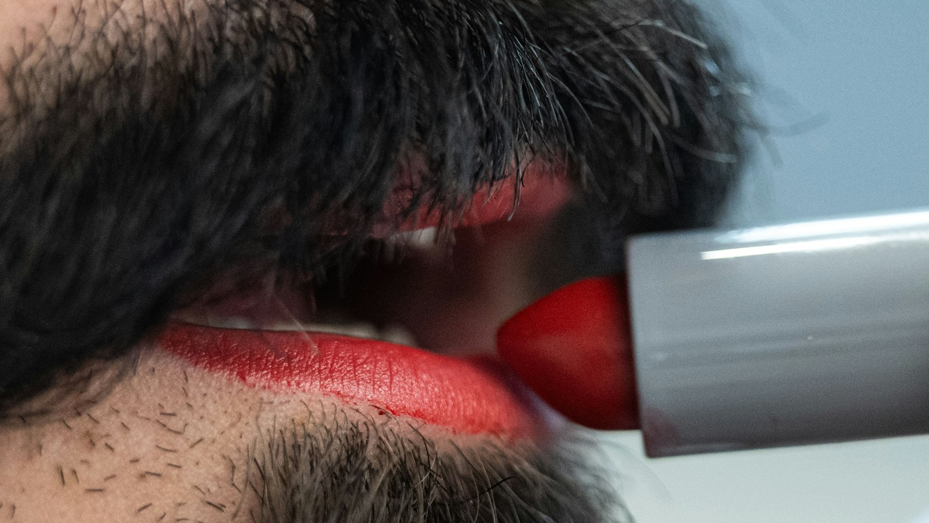 Bart und roter Lippenstift, bisher ein noch eher ungewöhnlicher Anblick.