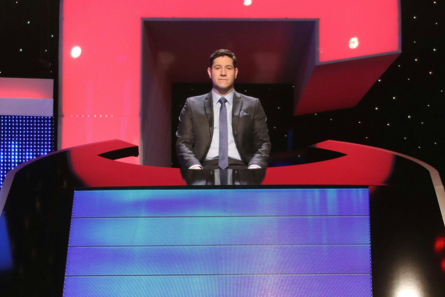 Quizgott Sebastian Jacoby im Studio von „Gefragt - Gejagt“. Er sitzt an seinem Jäger-Pult - doch wie sieht es eigentlich dahinter aus?