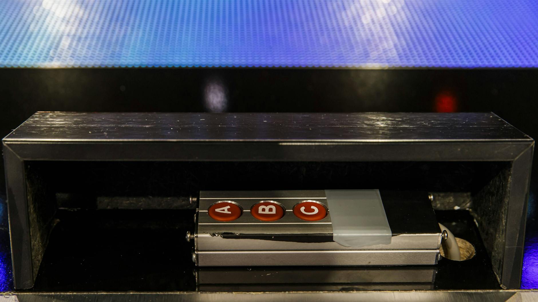 Einfach, aber effektiv: Hinter dem Pult der Jäger bei „Gefragt - Gejagt“ liegt ein Taster für die richtigen Antworten.
