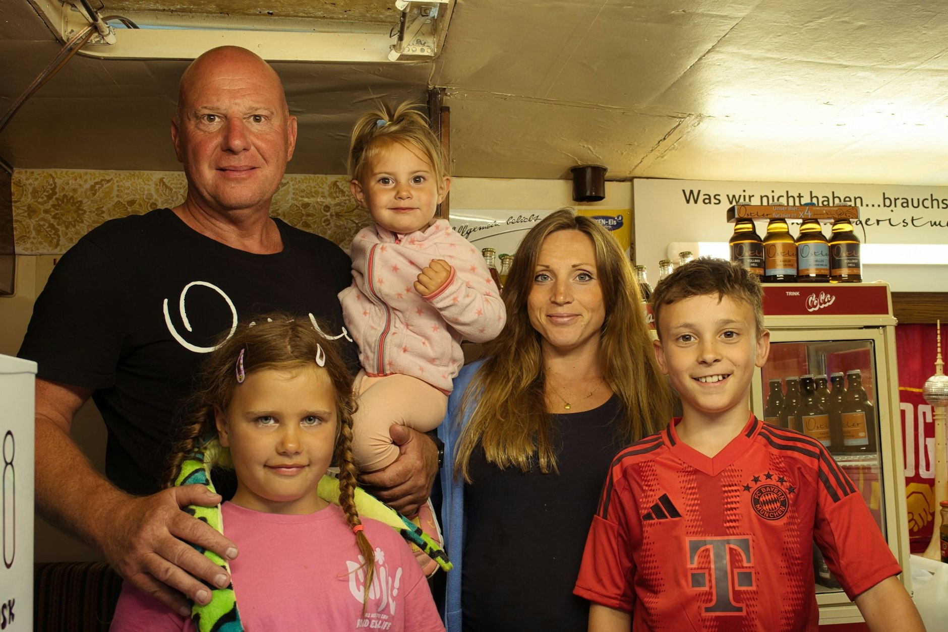 Heute verbringt Candy Dassler mit seiner Familie den Sommer auf Rügen – wie er selbst einst mit seinen Eltern. Mit dabei sind neben Dassler auch Tamia (7), die kleine Mila (2), Partnerin Mareen (32) und Leopoldt (12).