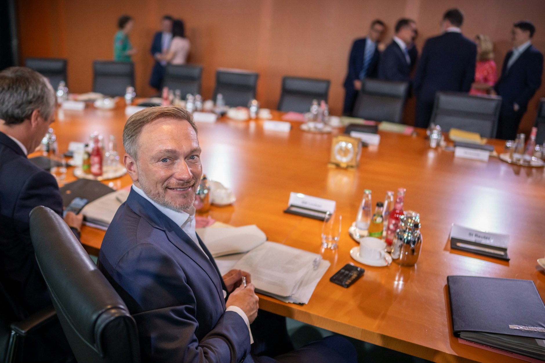 Bundesfinanzminister Christian Lindner sitzt vor einer Haushaltssitzung im Kanzleramt am Kabinettstisch.