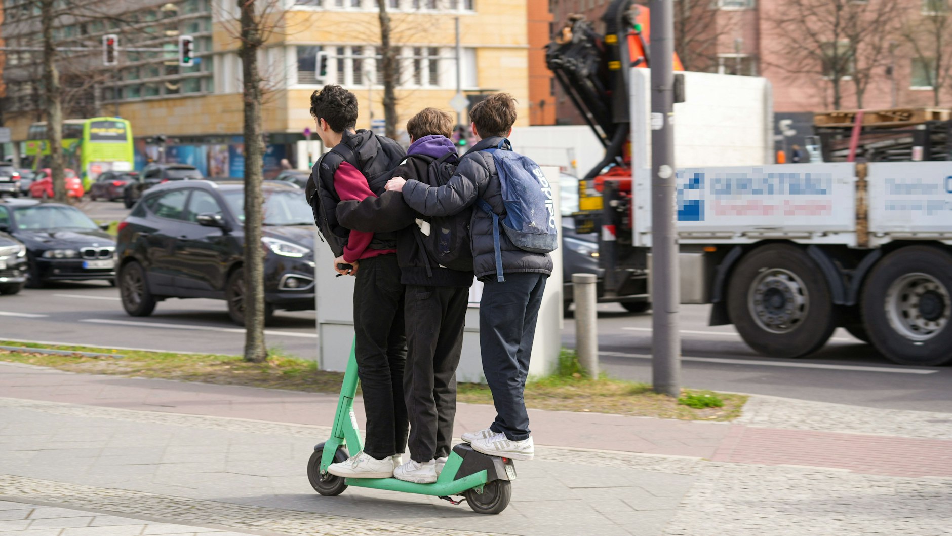 Verboten und gefährlich: drei Personen auf einem E-Scooter.&nbsp;