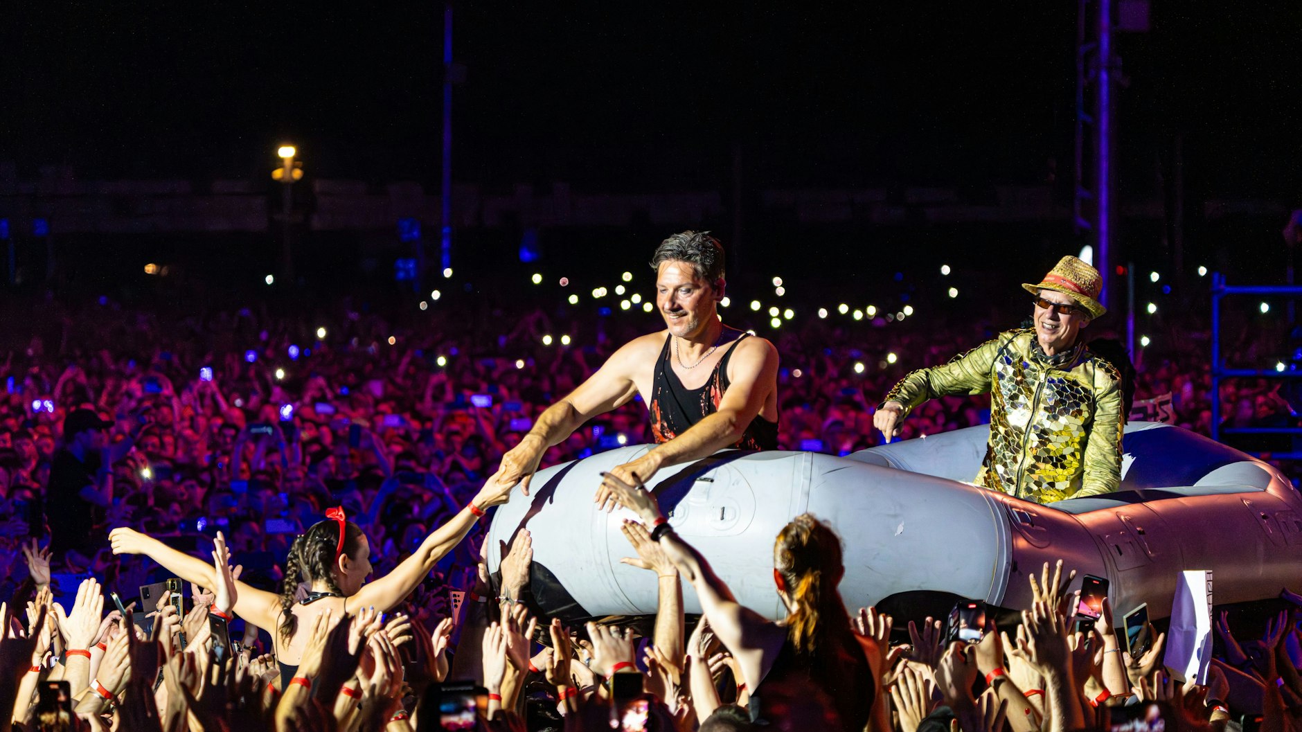Auch die Schlauchbootfahrt durch das Publikum gehört bei Rammstein zur Show. Hier: Schlagzeuger Christoph Schneider und Keyboarder Christian Flake Lorenz.