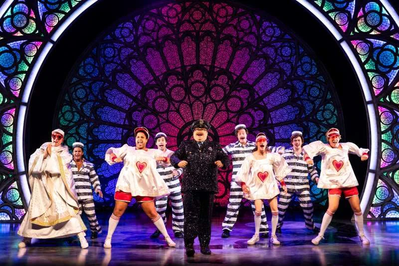 Das Musical zeichnet sich durch farbenfrohe Kostüme und ein beeindruckendes Bühnenbild aus und die Tanznummern sind energiegeladen und tragen wesentlich zur fröhlichen und dynamischen Stimmung des Musicals bei.