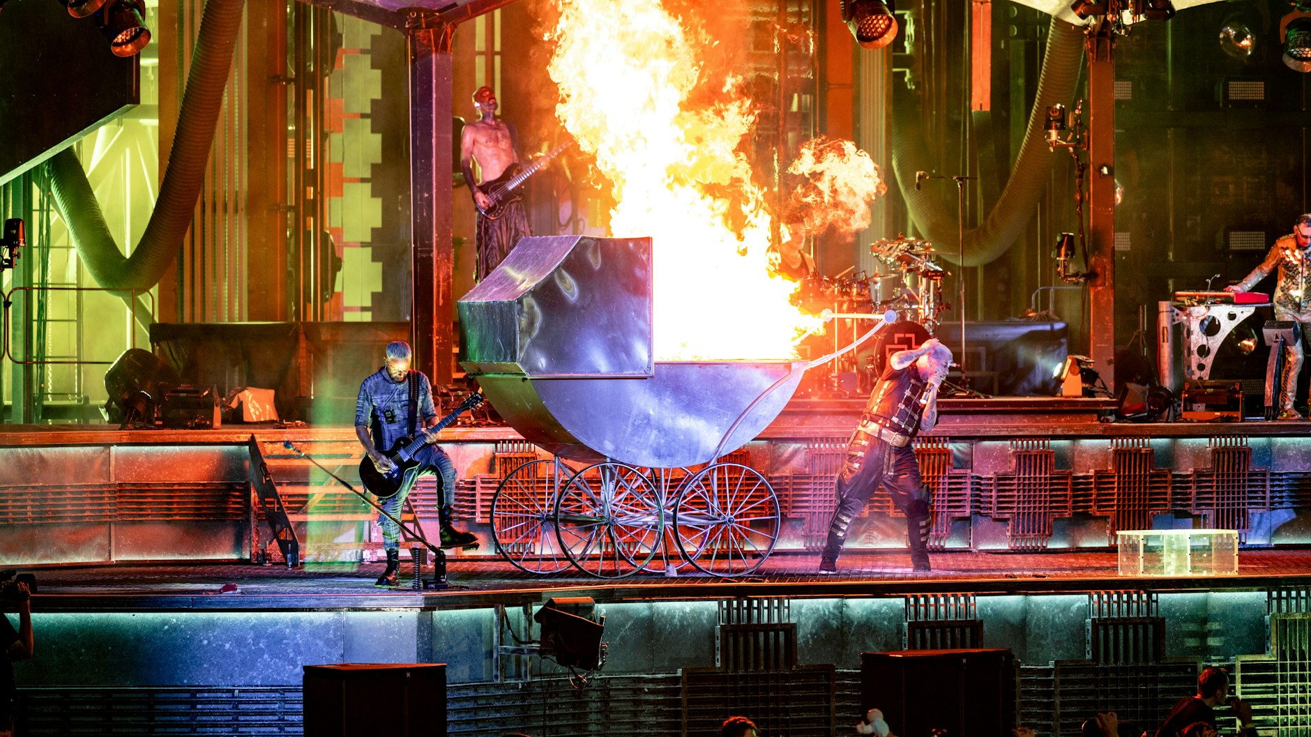 Beim Song Puppe spielt ein großer Kinderwagen die Hauptrolle – er geht später in Flammen auf. Rechts: Till Lindemann, der Frontmann von Rammstein.