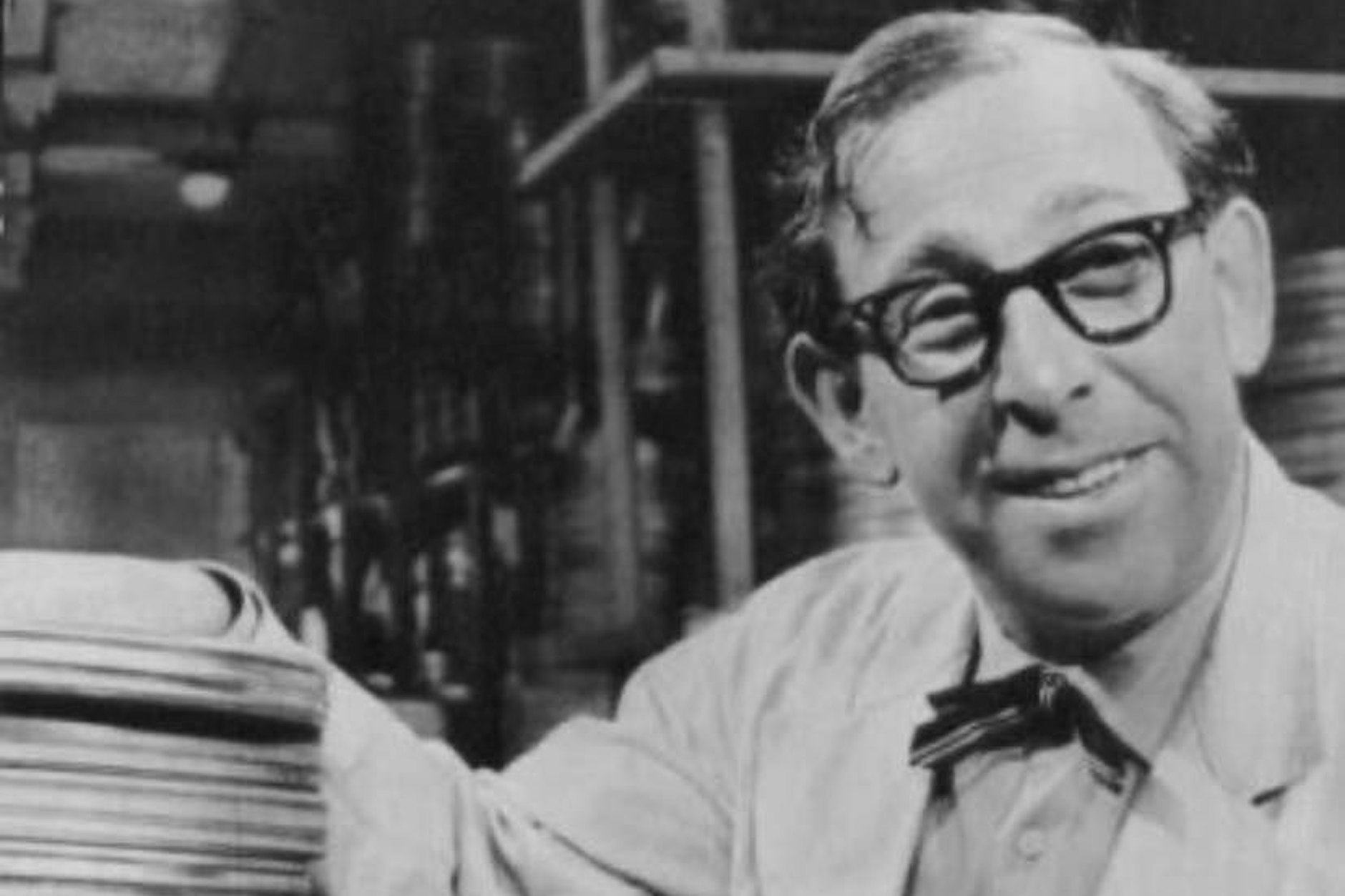 Professor Flimmrich auf einer alten Autogrammkarte. Schauspieler Walter E. Fuß schlüpfte 20 Jahre lang in die beliebte Rolle im DDR-Fernsehen.