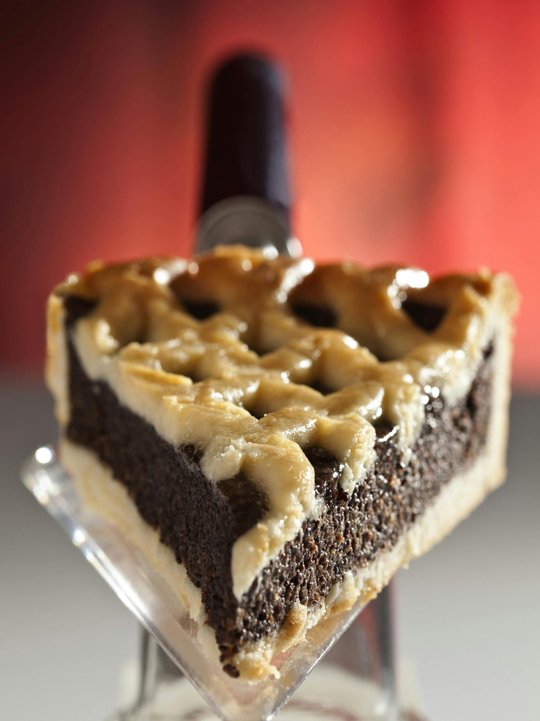 Der leckere Mohnkuchen mit Gitter ist mit einer dicken Schicht Mohn-Creme gefüllt - das Gitter obenauf glänzt wunderschön. Wie Sie den Kuchen backen lesen Sie im Rezept.