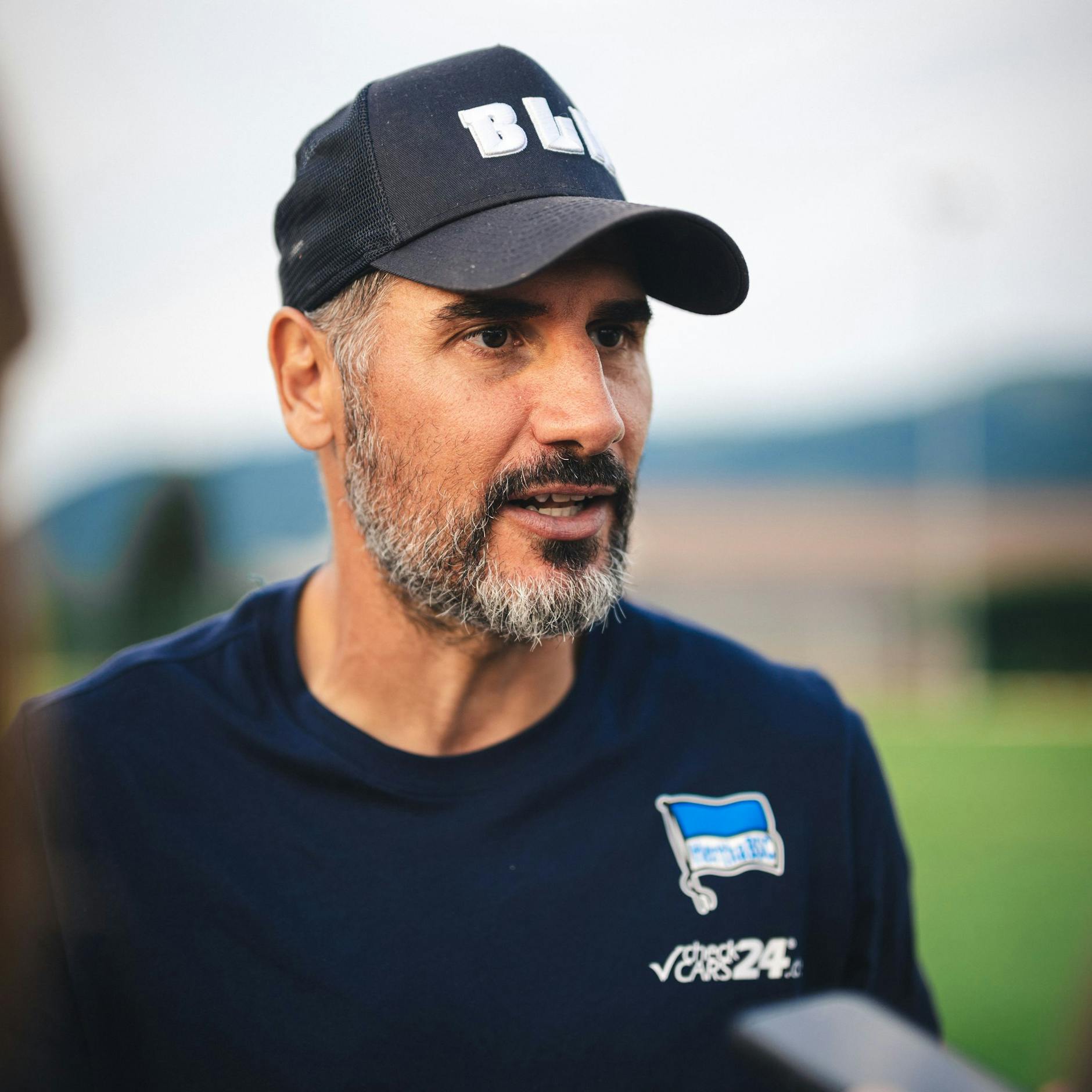 Hertha-Trainer Cristian Fiél sucht im Team den geeigneten Ersatzmann für den verletzten Fabian Reese.