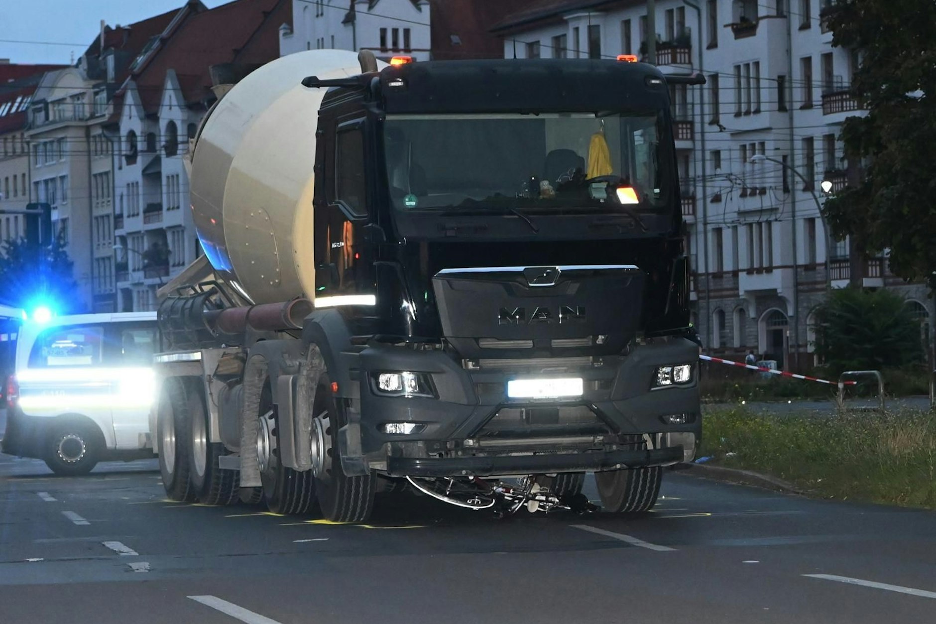 Der LKW überrollte die Radfahrerin beim Abbiegen.