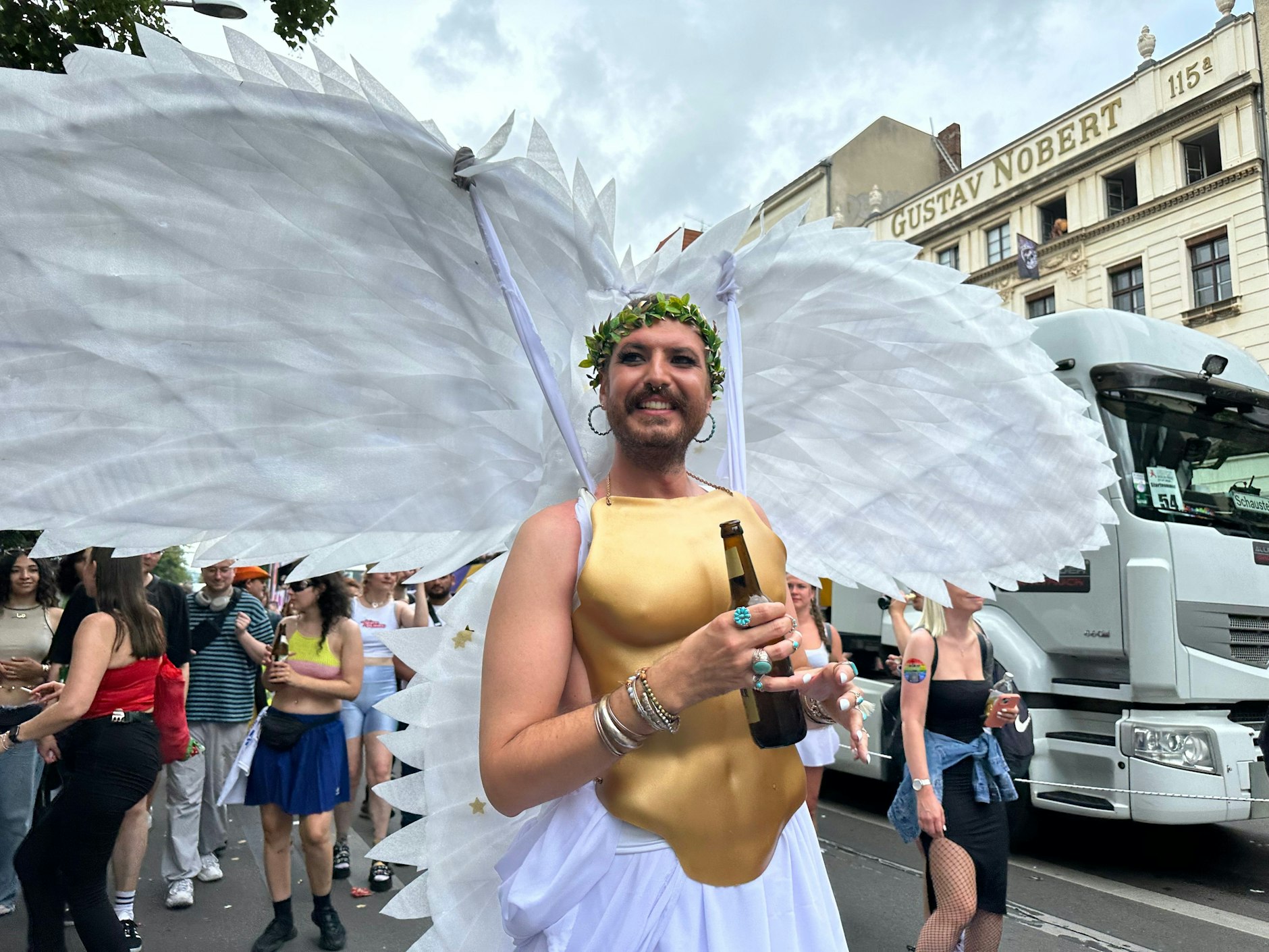 Dieser Engel genehmigt sich ein ganz profanes Bier. Wenn man schon mal auf der Erde gelandet ist ...&nbsp;