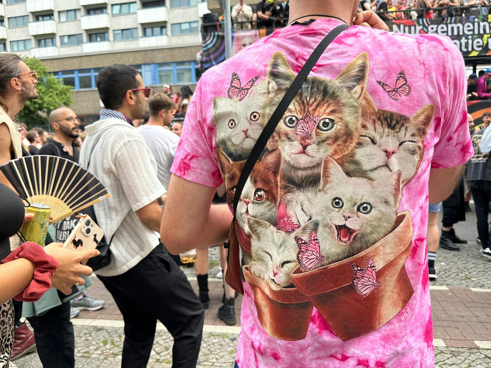 Ein T-Shirt als LSD-Trip: Katzen in Blumentöpfen mit Schmetterlingen. 