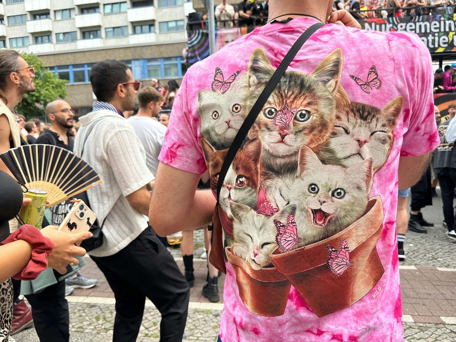 Ein T-Shirt als LSD-Trip: Katzen in Blumentöpfen mit Schmetterlingen.&nbsp;