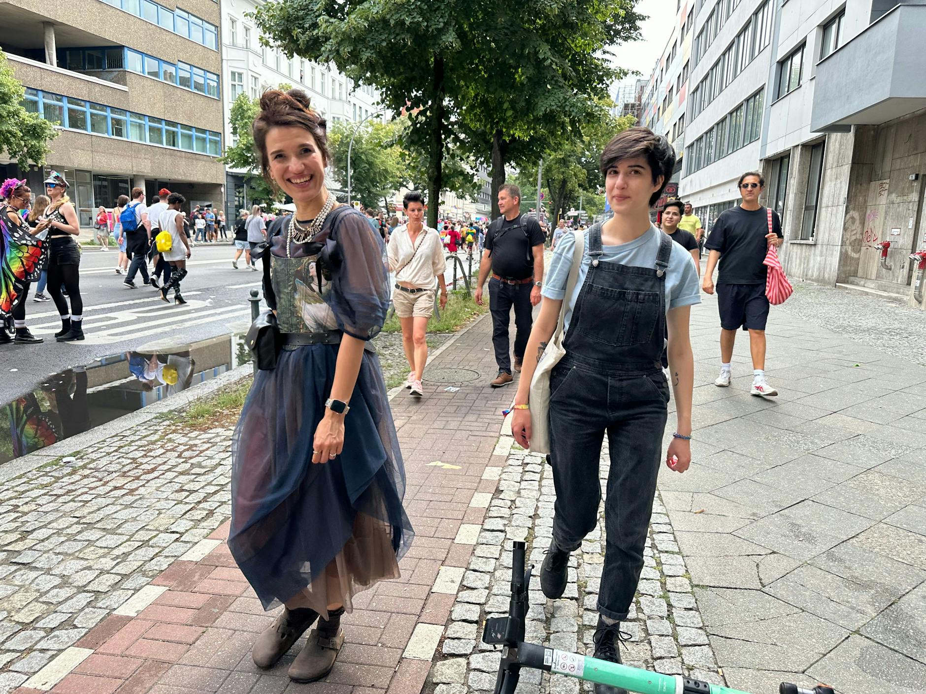 Ein raffiniertes Kleid mit Perlenschmuck und Birkenstocks