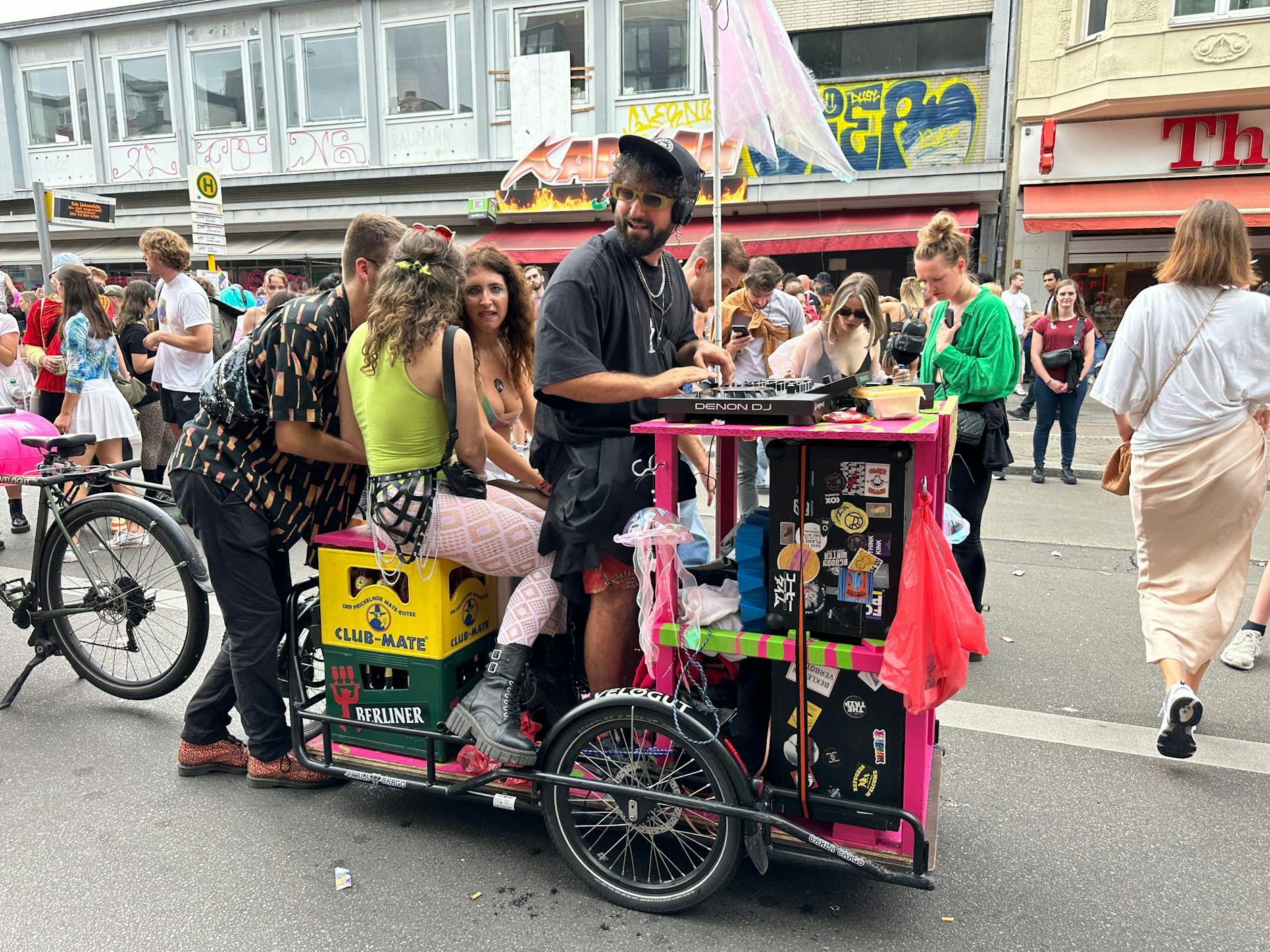Die rollende Disco rückt an. Man braucht keinen gesponserten Riesentruck, um bei der Parade mitzufahren – man muss nur erfinderisch sein!