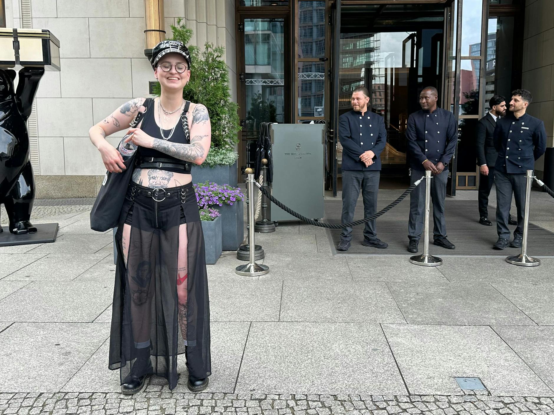 Obwohl der Chauffeur auf sich warten lässt, ist die Stimmung stabil. So ein offenherziges Outfit muss schließlich souverän präsentiert werden.