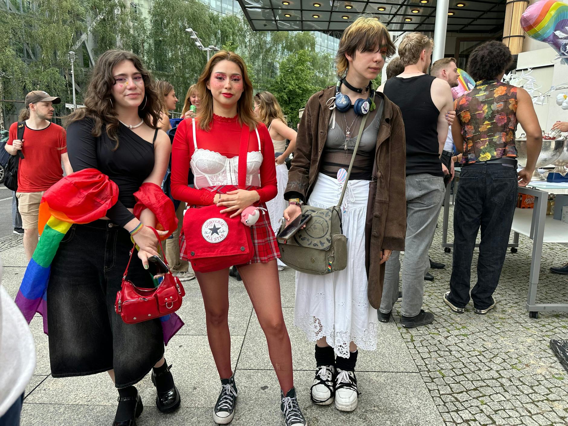 Auch diese Damen hätten gerne einen Drink von der Ritz-Carlton-Bar, bevor sie sich ins CSD-Getümmel stürzen.