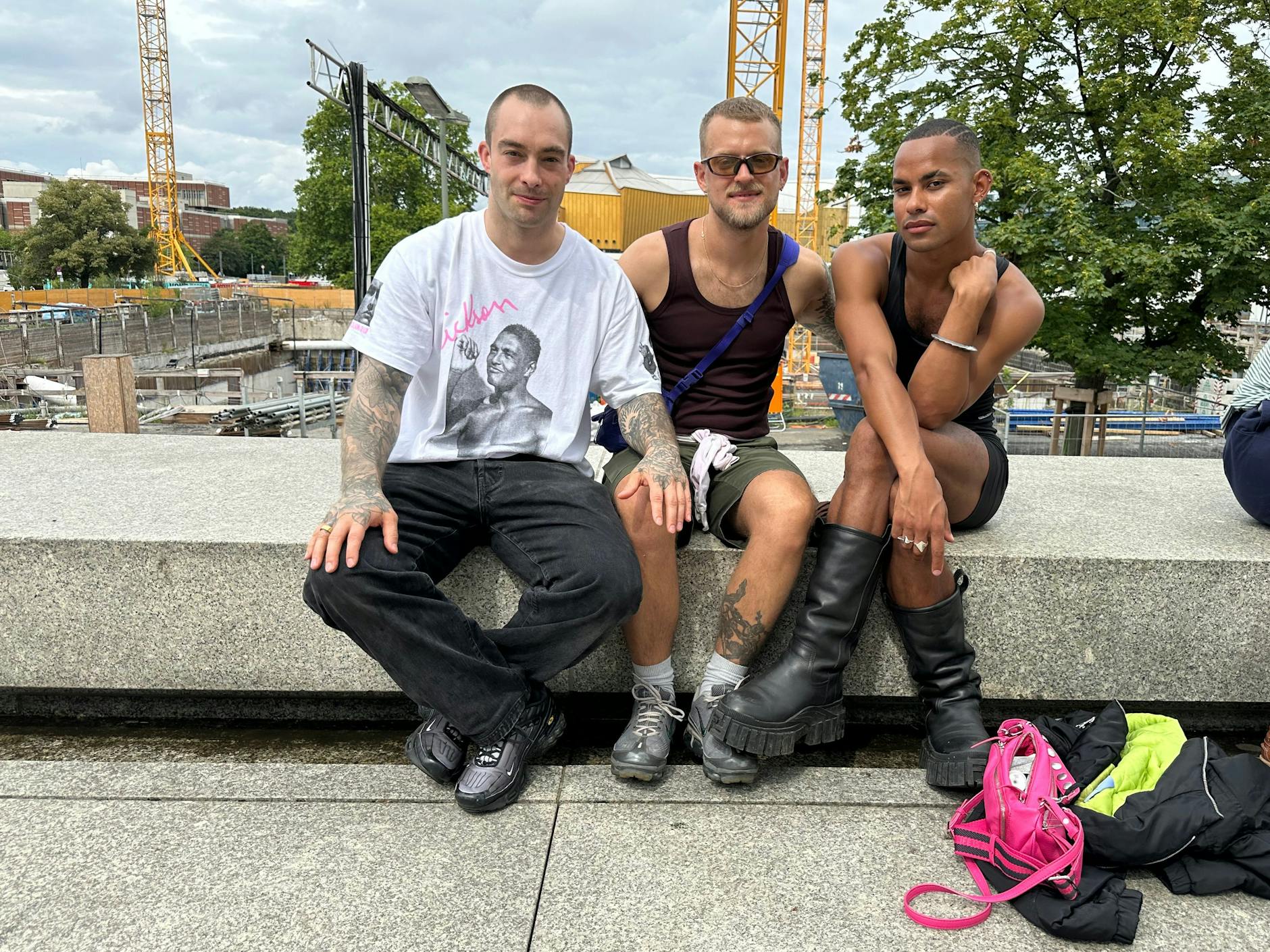 Ein stylishes Trio, gesichtet an der Neuen Nationalgalerie. 