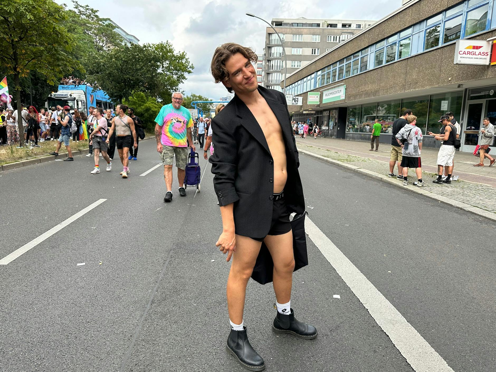 Hier wird die Jeans gleich ganz weggelassen, dafür aber ein Sakko angezogen.