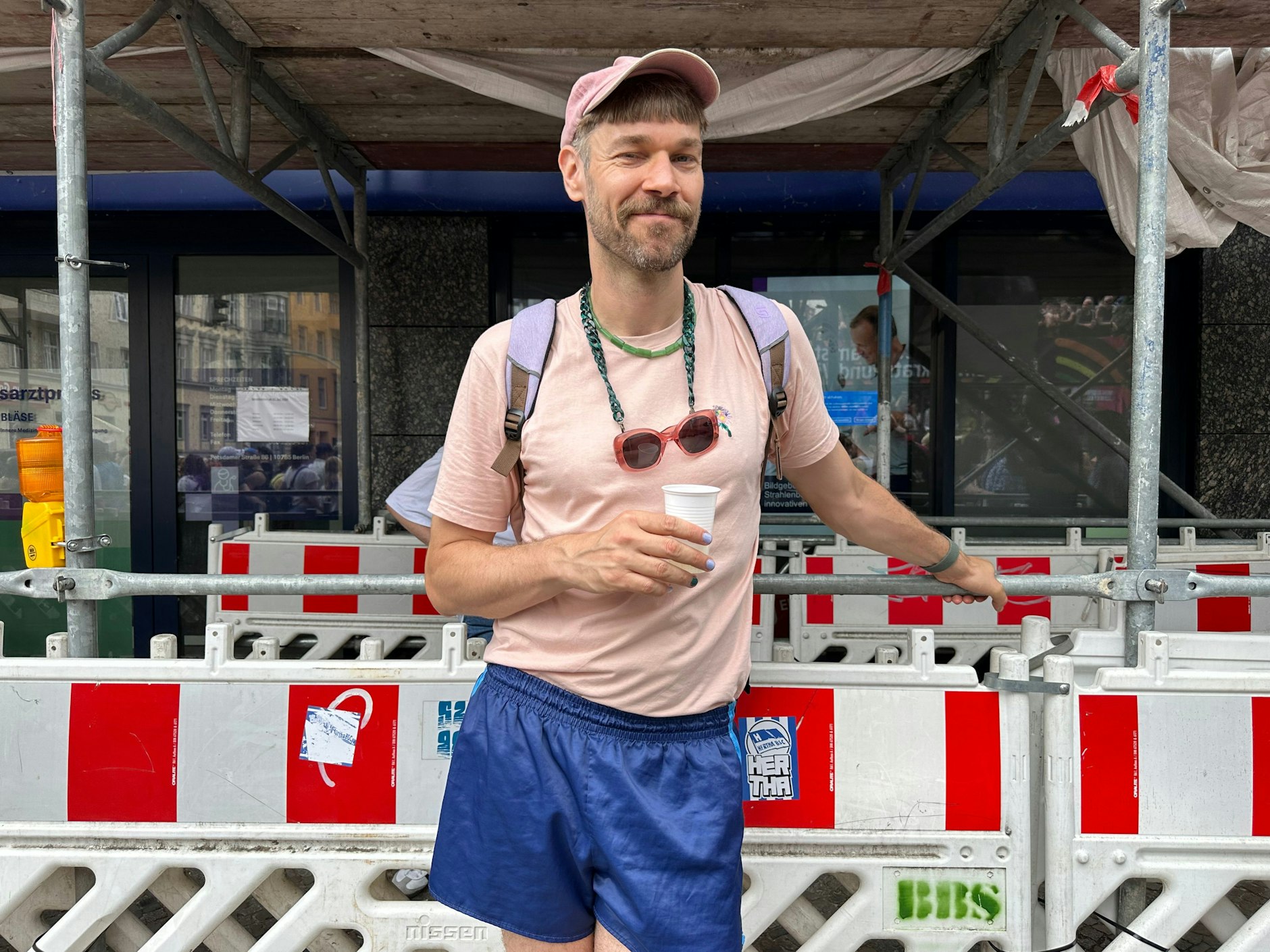 Ein wissender Blick von diesem Herrn. Er ist bestimmt nicht das erste Mal auf dem CSD.