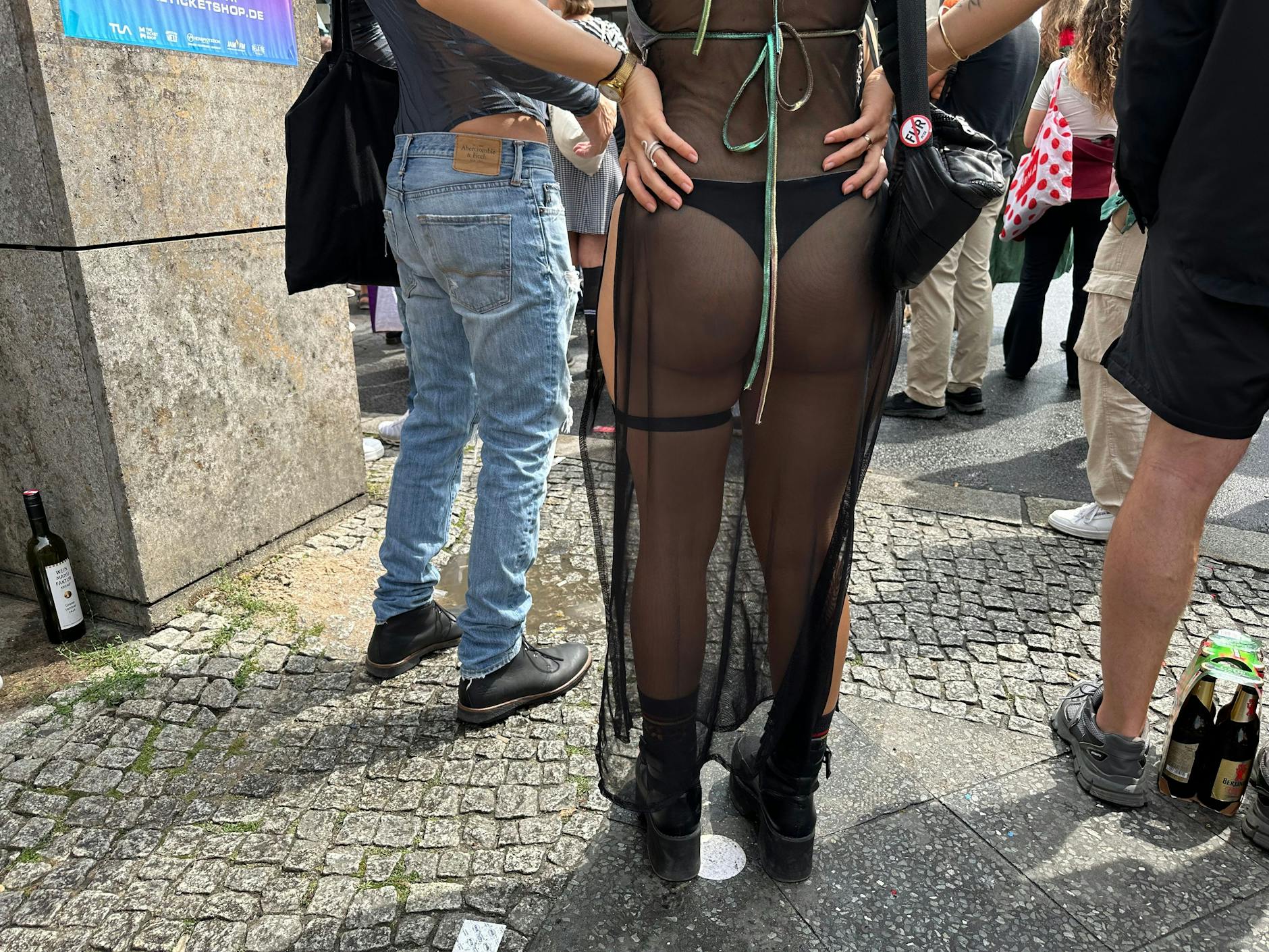 Und da ist schon der erste Po. Hinten ohne war der Hit dieser CSD-Saison.