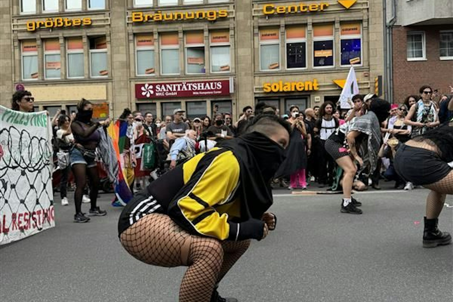 Eine Teilnehmerin der „Internationalist Queer Pride Demonstration“ twerkt.