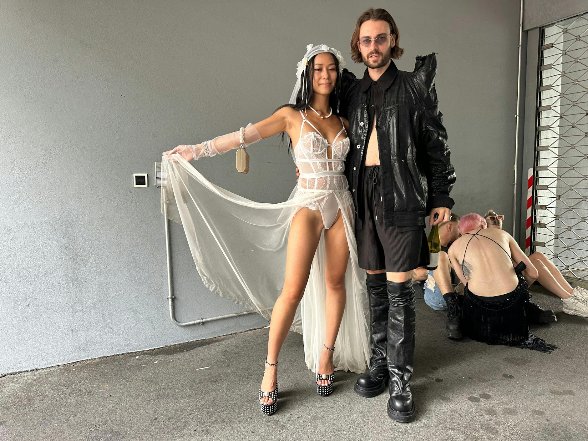 Dieses Brautpaar ist echt. Die beiden haben vor zwei Tagen geheiratet, gibt der Bräutigam stolz zu Protokoll.