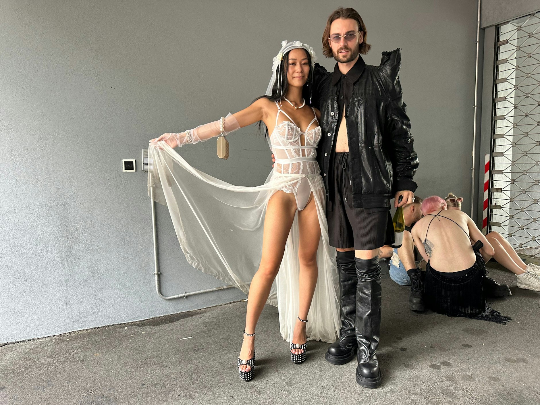 Dieses Brautpaar ist echt. Die beiden haben vor zwei Tagen geheiratet, gibt der Bräutigam stolz zu Protokoll.