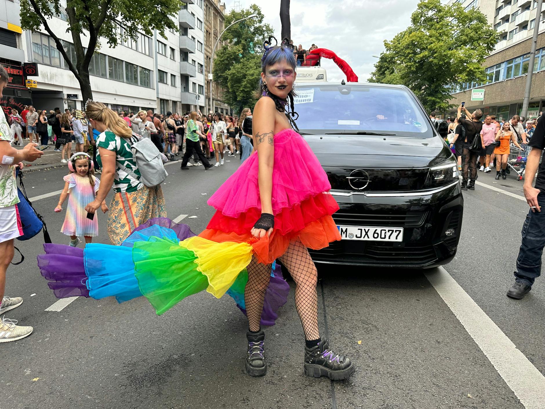 Und hier wurde der Regenbogen in eine Volant-Robe aus Tüll verwandelt.