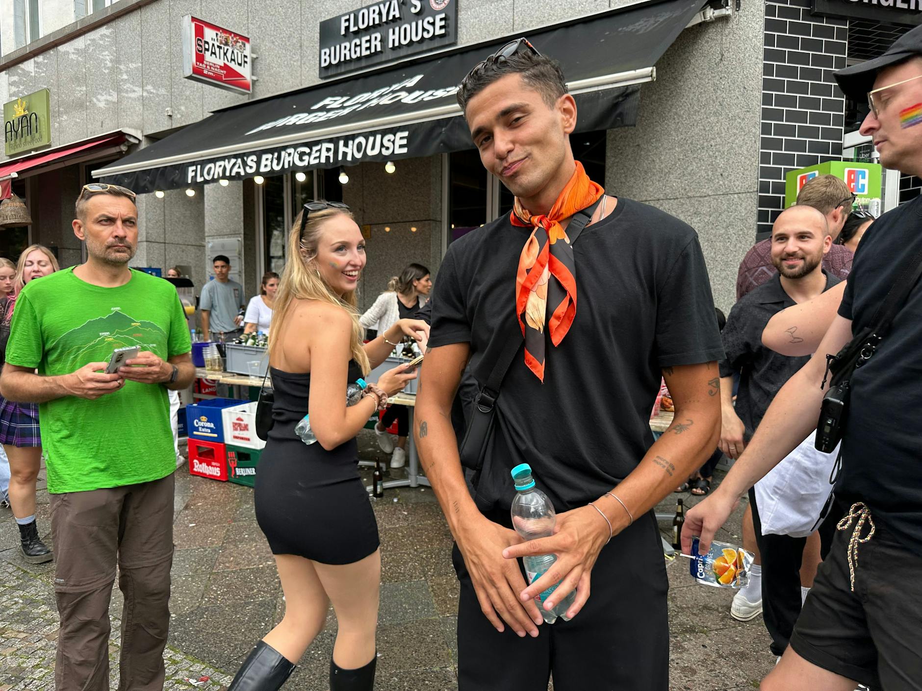 Gute Laune am Wegesrand. Ein buntes Tuch ist ein schönes Accessoire zum schlichten T-Shirt. 