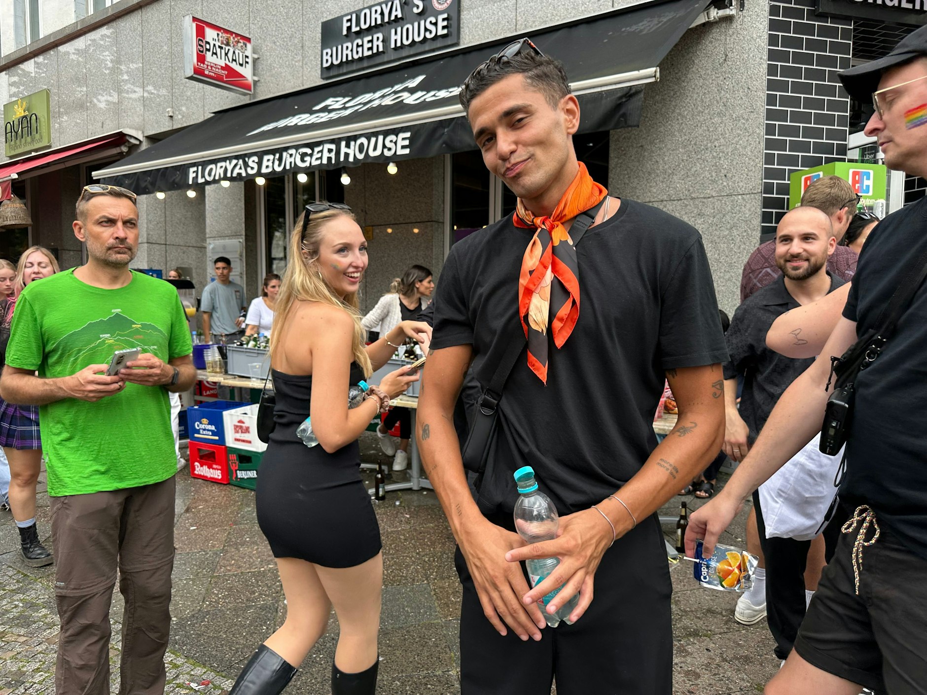 Gute Laune am Wegesrand. Ein buntes Tuch ist ein schönes Accessoire zum schlichten T-Shirt.&nbsp;