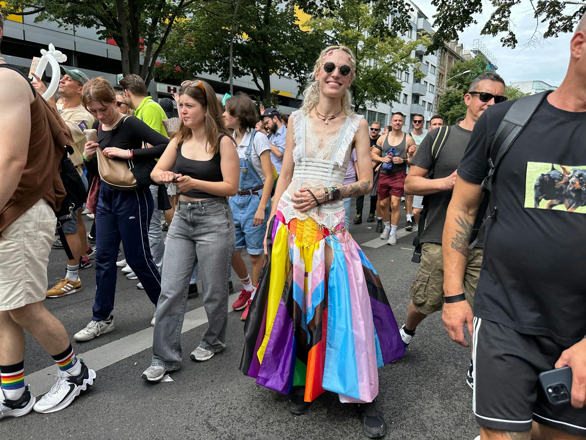 Dieses Kleid wurde aus Spitze und LGBTIQ-Flaggen geschneidert.