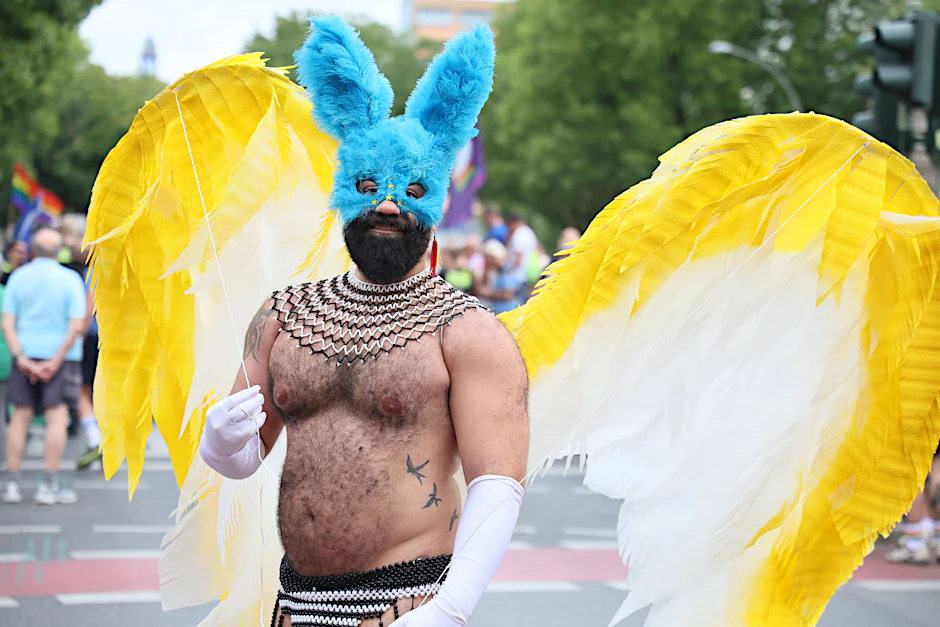 Beim CSD 2024 zogen zahlreiche bunt gekleidete Menschen durch die Berliner Straßen.&nbsp;