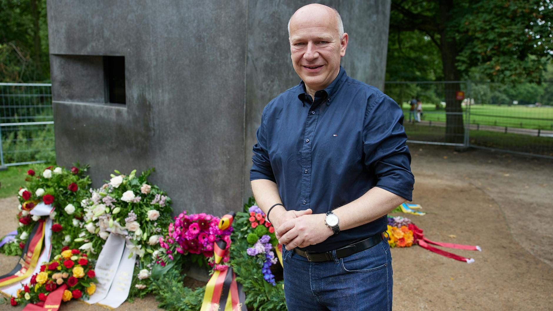 Auch das gehört zum CSD: Kai Wegner (CDU), Regierender Bürgermeister von Berlin, nimmt am stillen Gedenken für die homosexuellen Opfer der Nazis teil.