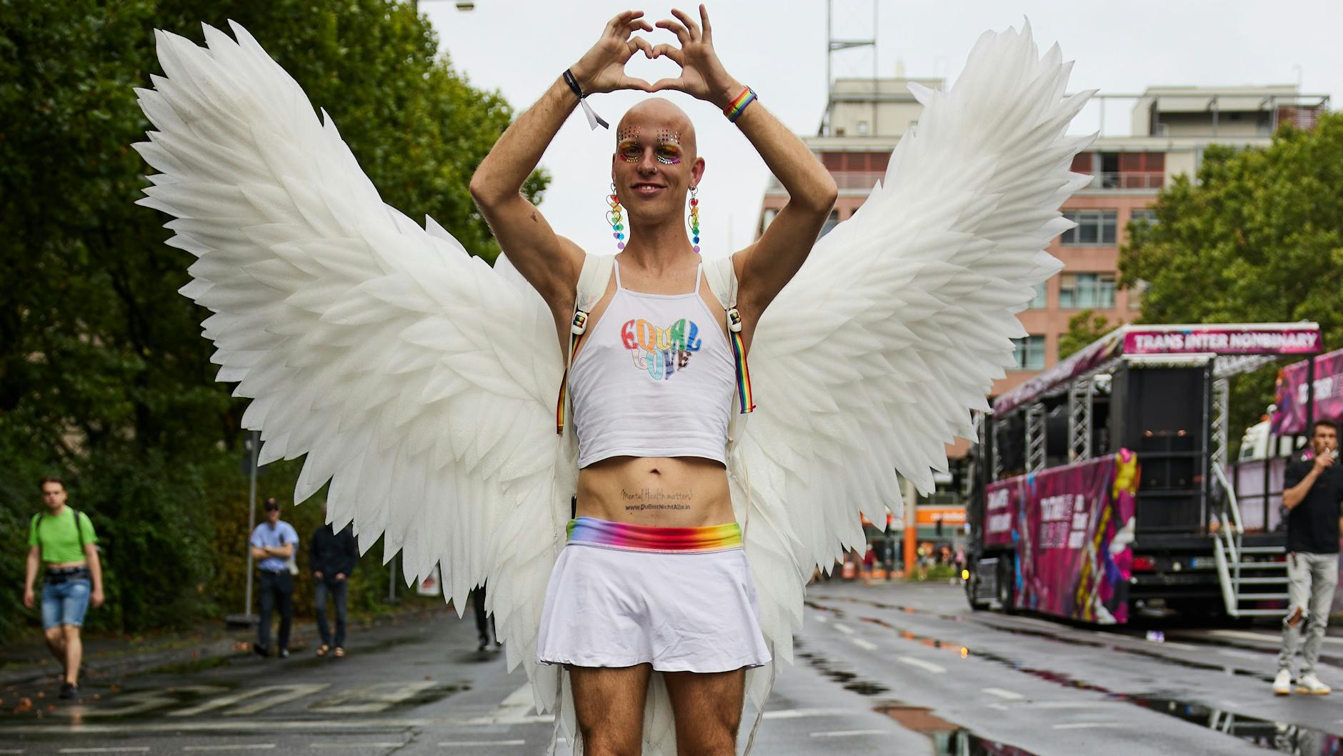 Engel mit Botschaft: Der aus der Stadt Bremen kommende Jonas nimmt teil an dem 46. Berliner Pride-Umzug zum Christopher Street Day teil.