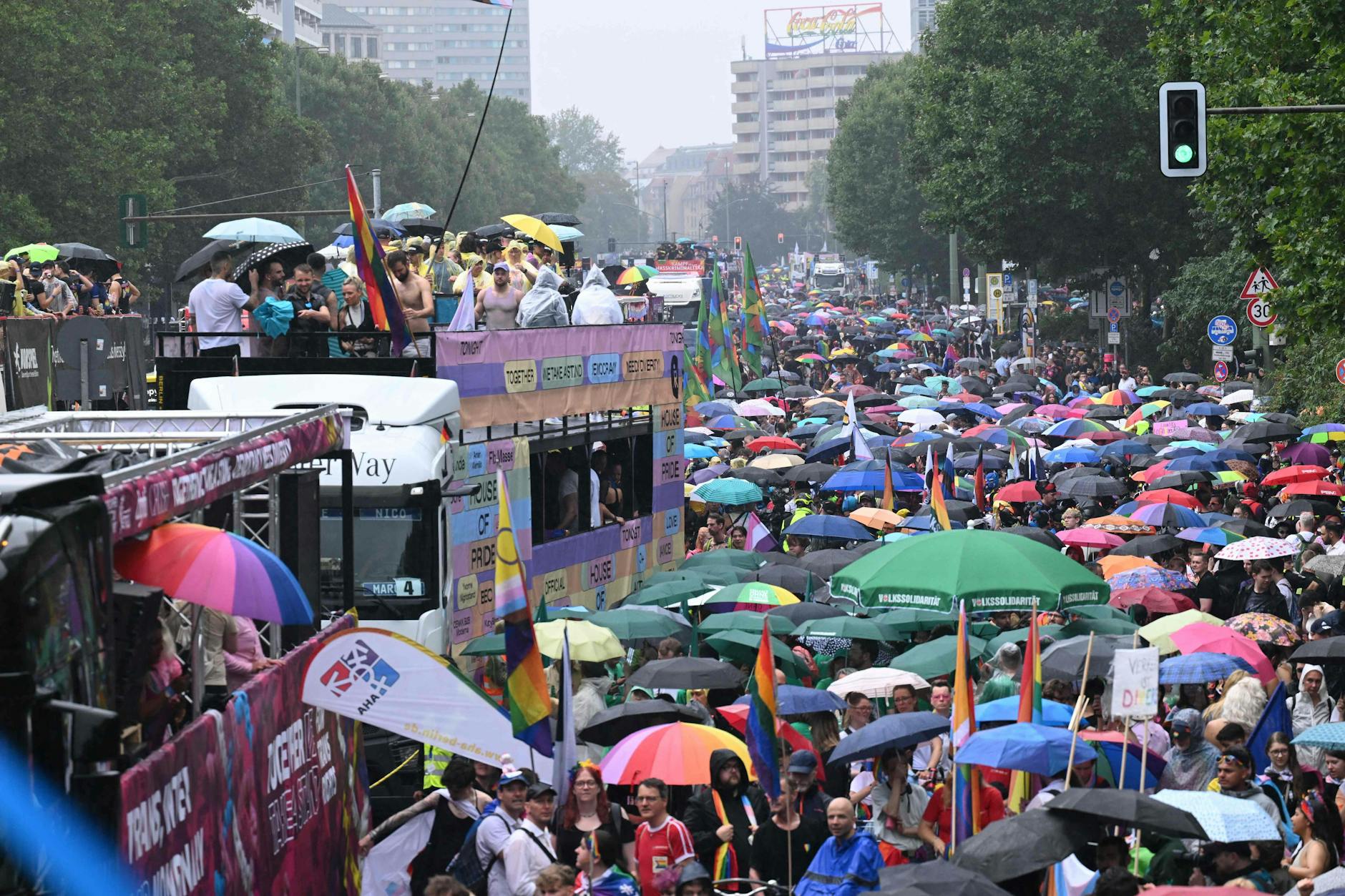 Trotz Regens sind Hunderttausende beim CSD dabei.