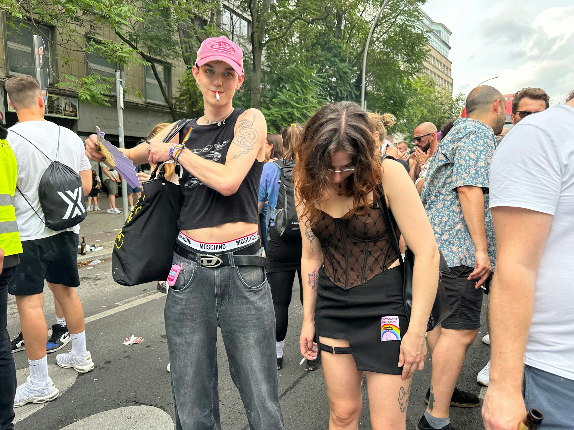 Ebenso hier, in einer Moschino-Diesel-Kombination