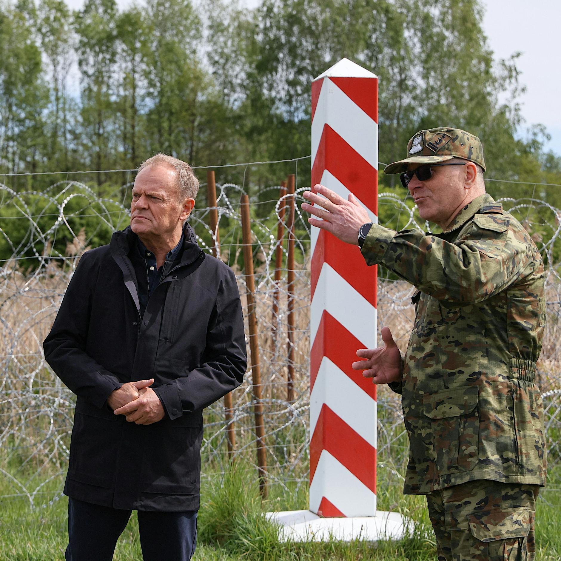 Polens Soldaten dürfen bald auf Geflüchtete schießen: Donald Tusk ist dafür