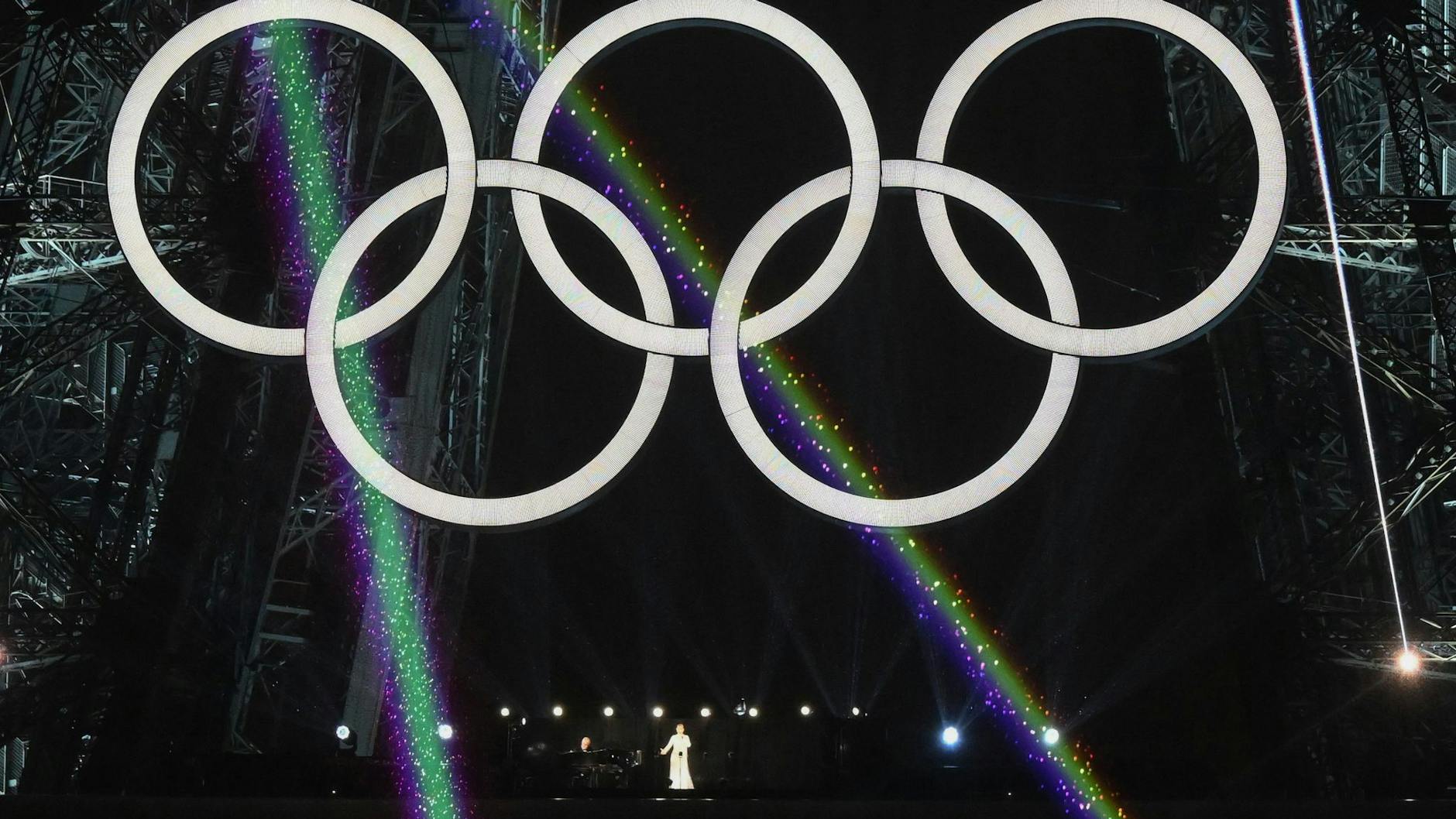 Die Sängerin stand unter riesigen olympischen Ringen.