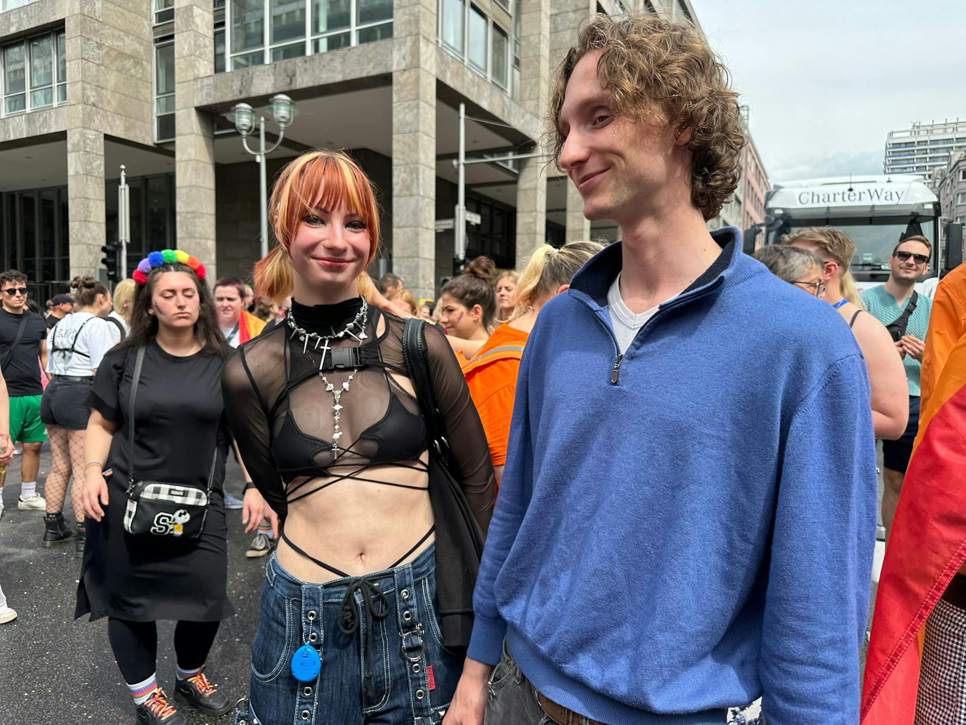 Ein bisschen Fetisch geht immer, ein süßes Lächeln sowieso.