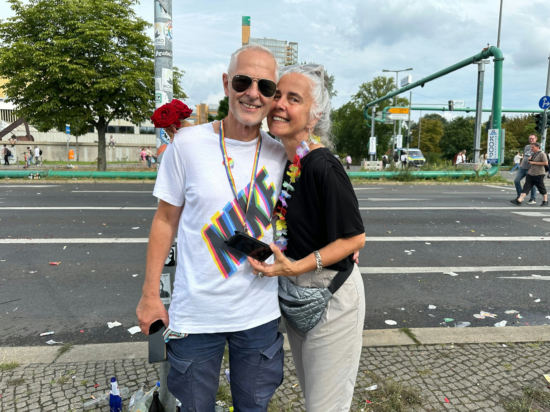 Dieses Paar hat erst mal genug gesehen und tritt den Heimweg an.