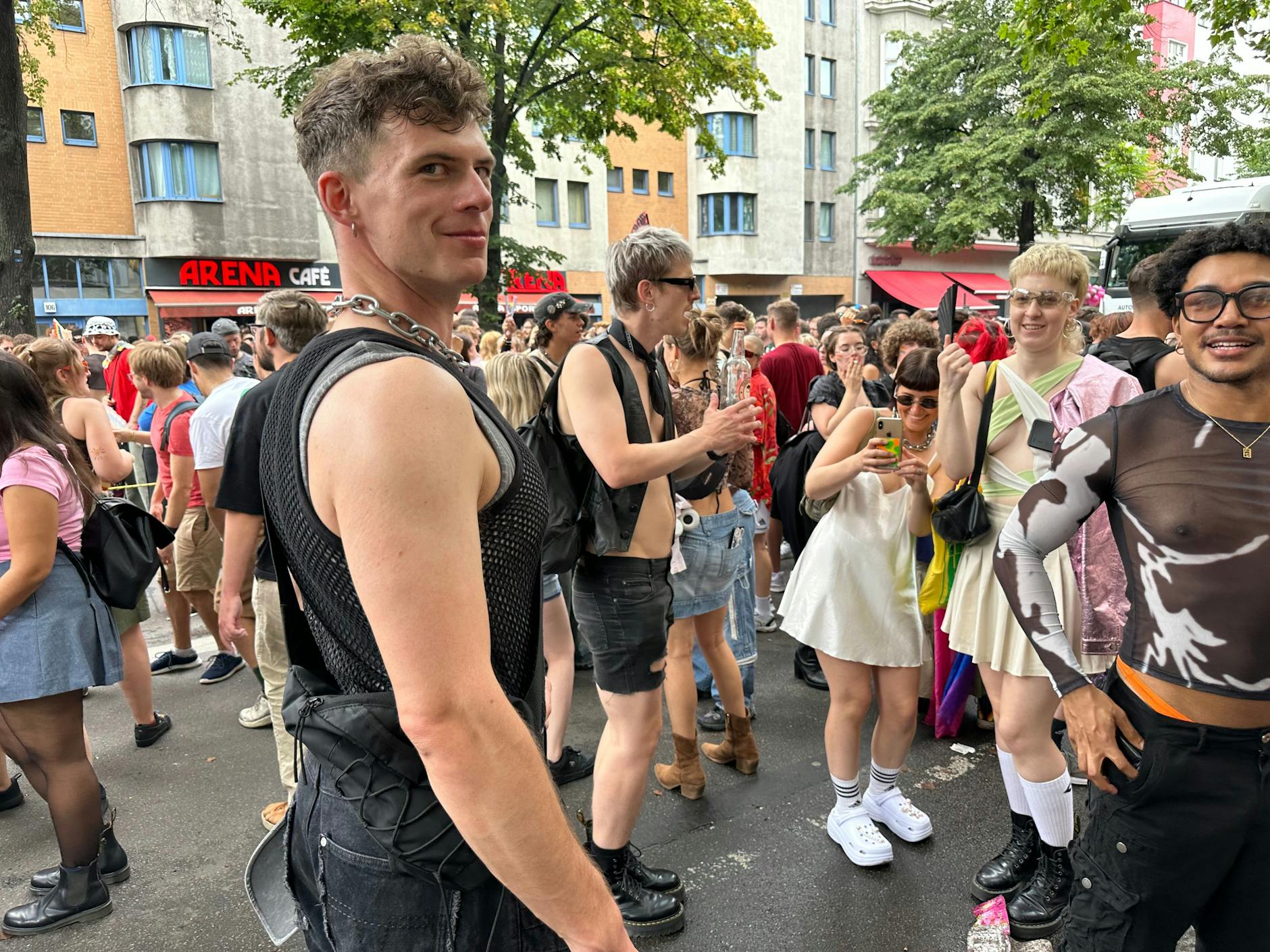 Wer so zur Seite guckt, der könnte einiges auf dem Kerbholz haben.