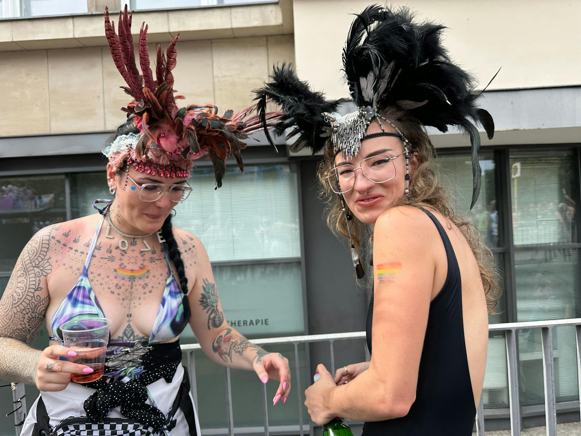 Brillen und Federboas: der nerdigste CSD-Look der Stunde. Und mit der Beste.