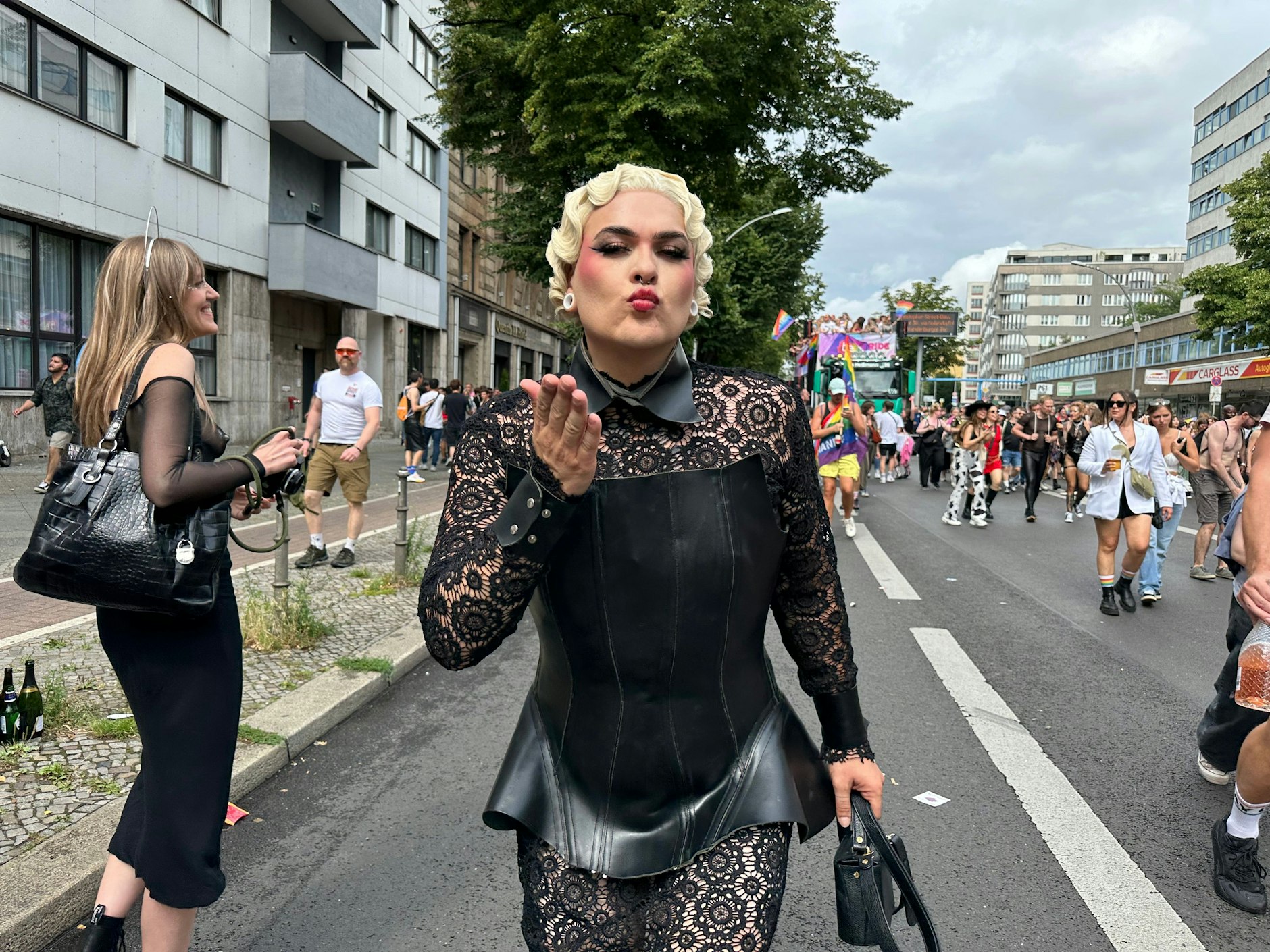 Blonde Wasserwelle, Leder-Häkel-Fummel, Luftkuss – so sieht ein konstruktiver Beitrag zum CSD aus.