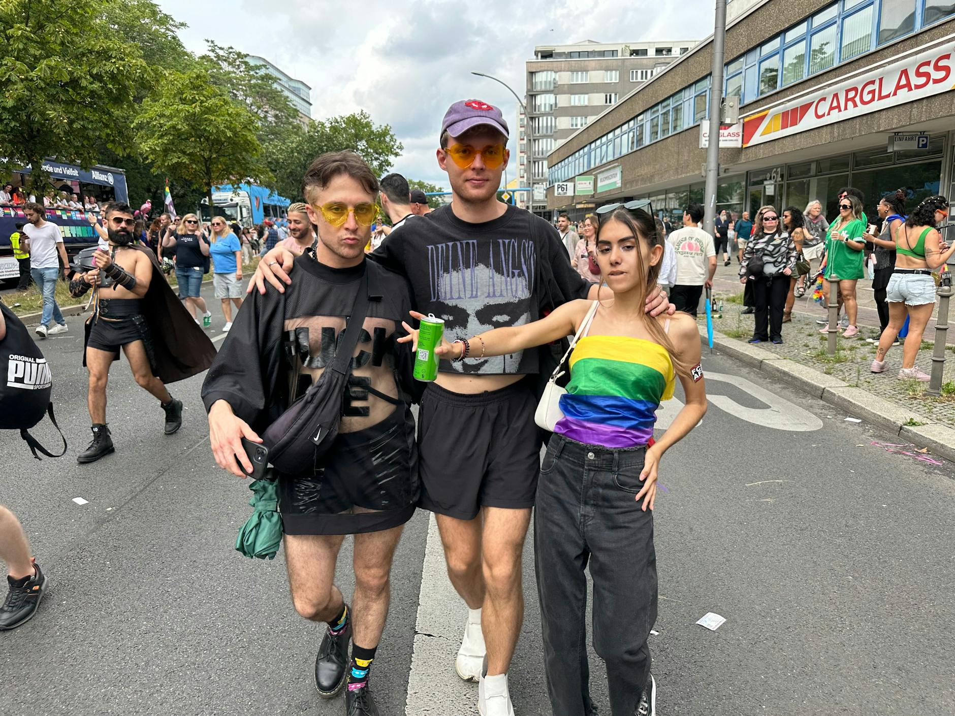 Die Loveparade schickt ihre Vorboten, lange dauert es nicht mehr.