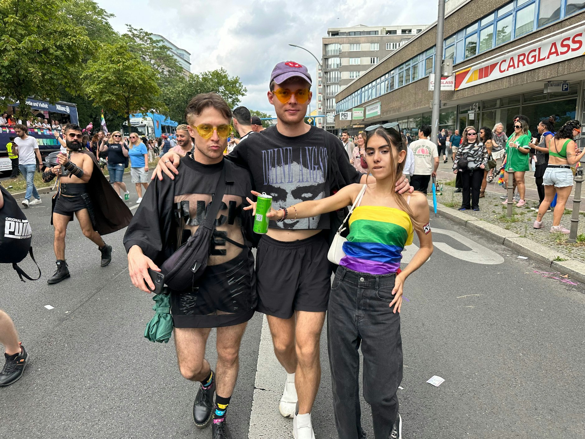 Die Loveparade schickt ihre Vorboten, lange dauert es nicht mehr.