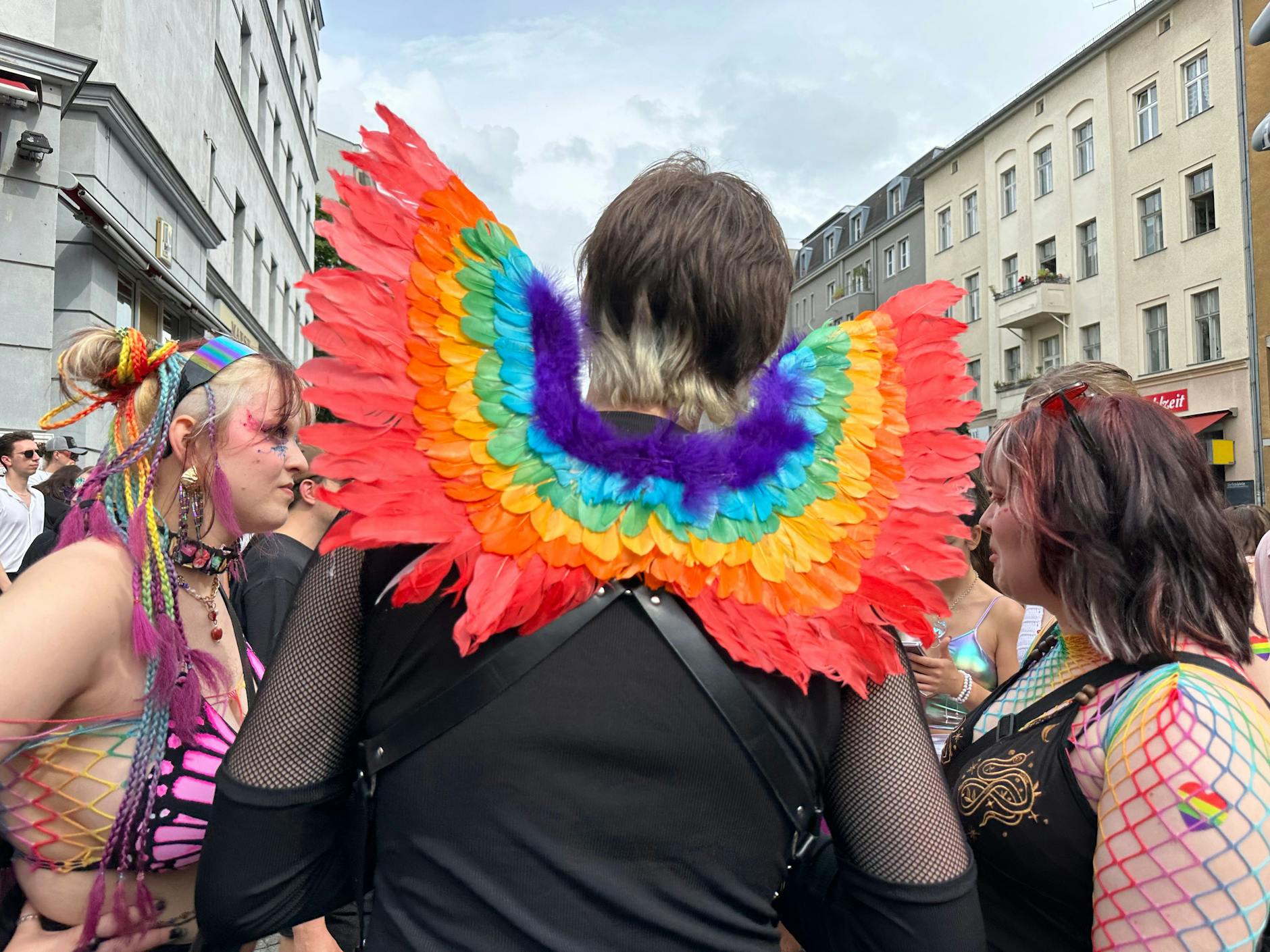 Geflügelt kamen viele zur CSD-Parade; hier eine Regenbogen-Variante.