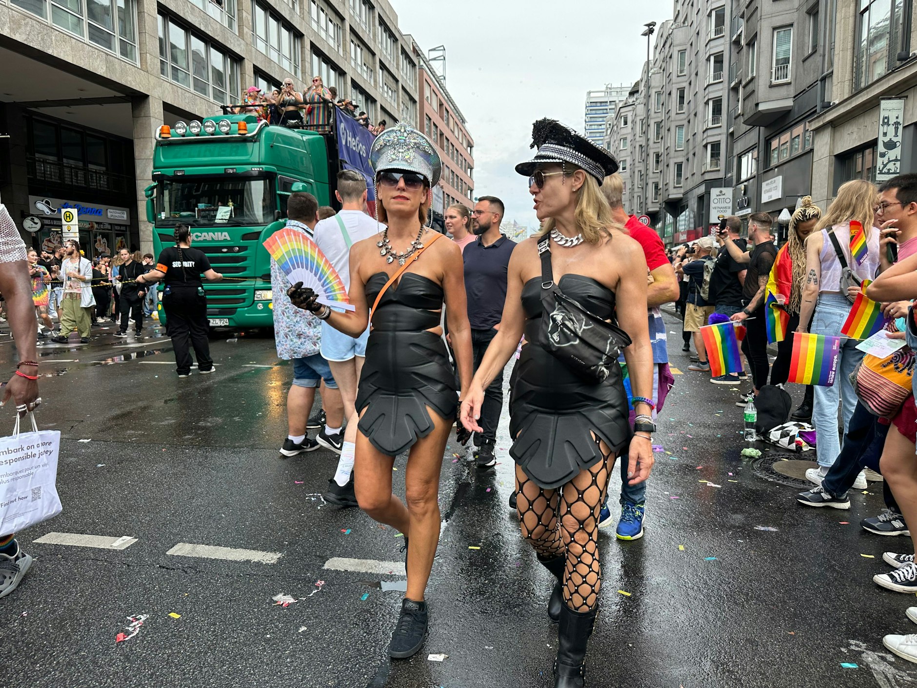 Leder oder Gummi? Egal, Hauptsache dominant.