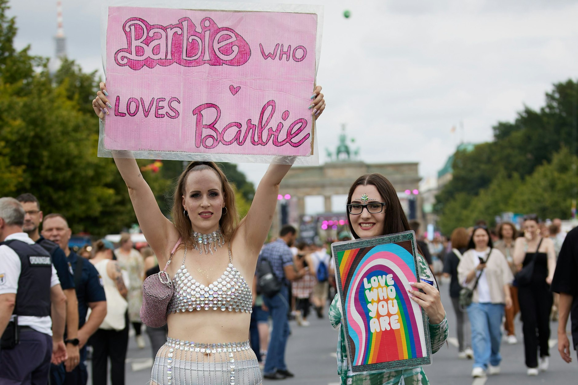 Eine Teilnehmerin hält ein Plakat mit der Aufschrift „Barbie who loves Barbie“ in die Höhe.